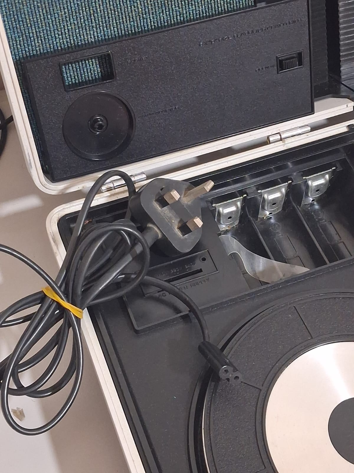 Sanyo G-2615N-2 - vintage, portable "solid state stereo music centre" briefcase-style - Image 9