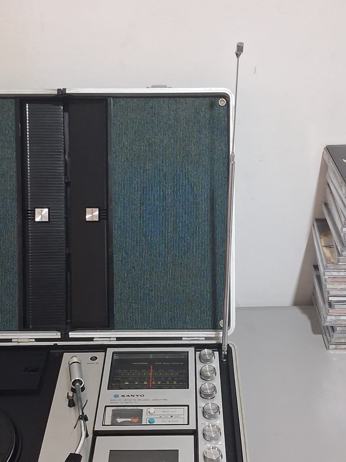 Sanyo G-2615N-2 - vintage, portable "solid state stereo music centre" briefcase-style - Image 11