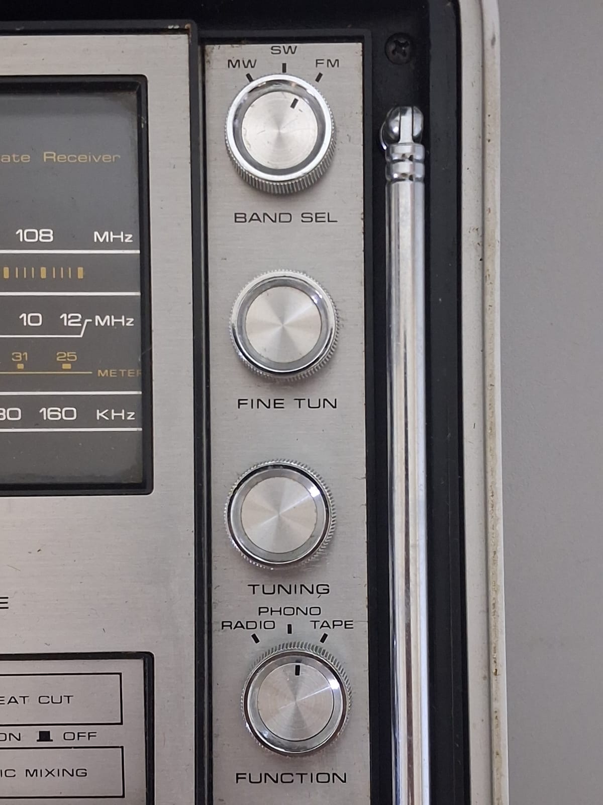 Sanyo G-2615N-2 - vintage, portable "solid state stereo music centre" briefcase-style - Image 13