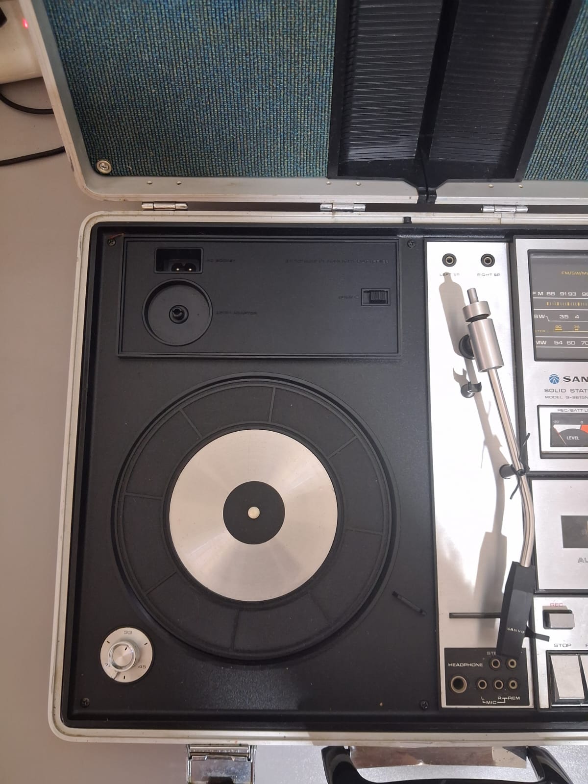 Sanyo G-2615N-2 - vintage, portable "solid state stereo music centre" briefcase-style - Image 18