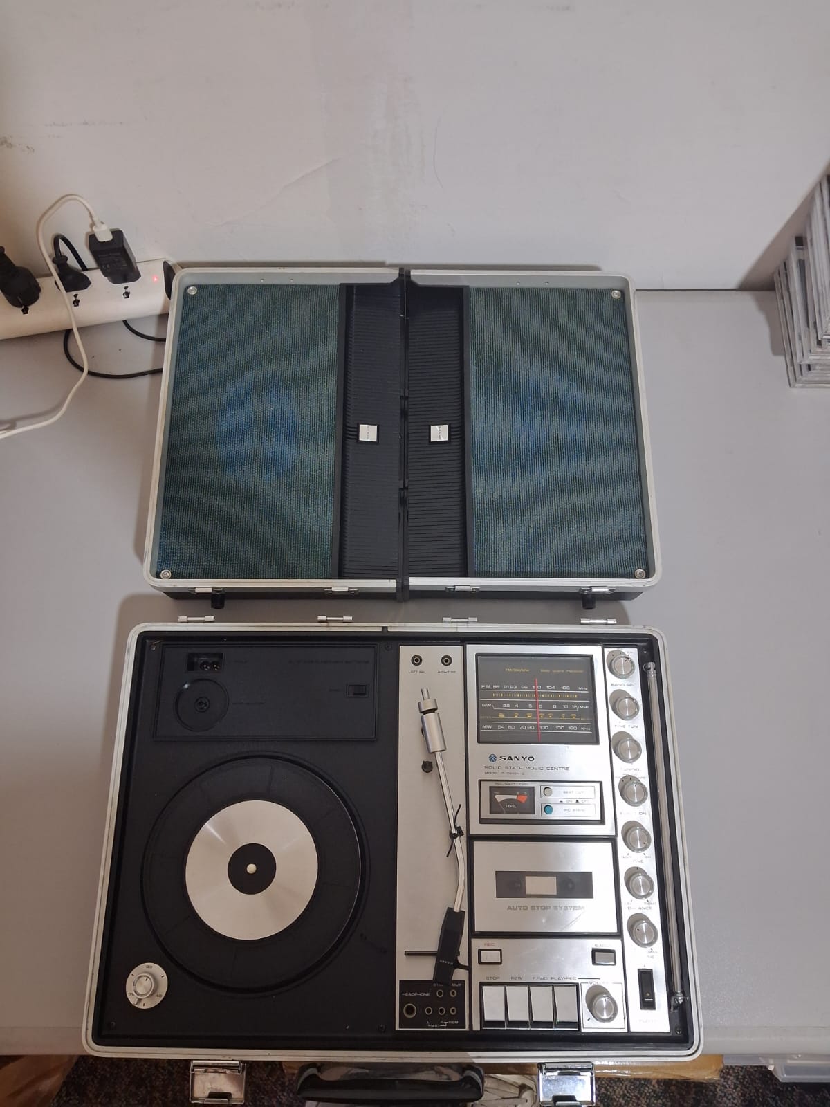 Sanyo G-2615N-2 - vintage, portable "solid state stereo music centre" briefcase-style - Image 5