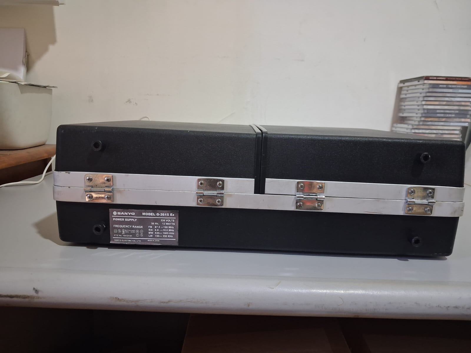 Sanyo G-2615N-2 - vintage, portable "solid state stereo music centre" briefcase-style - Image 4