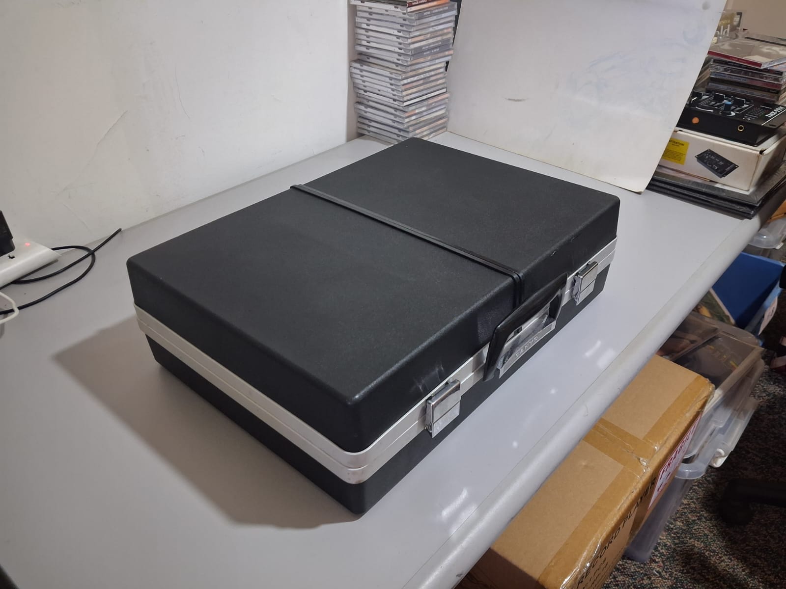 Sanyo G-2615N-2 - vintage, portable "solid state stereo music centre" briefcase-style - Image 3