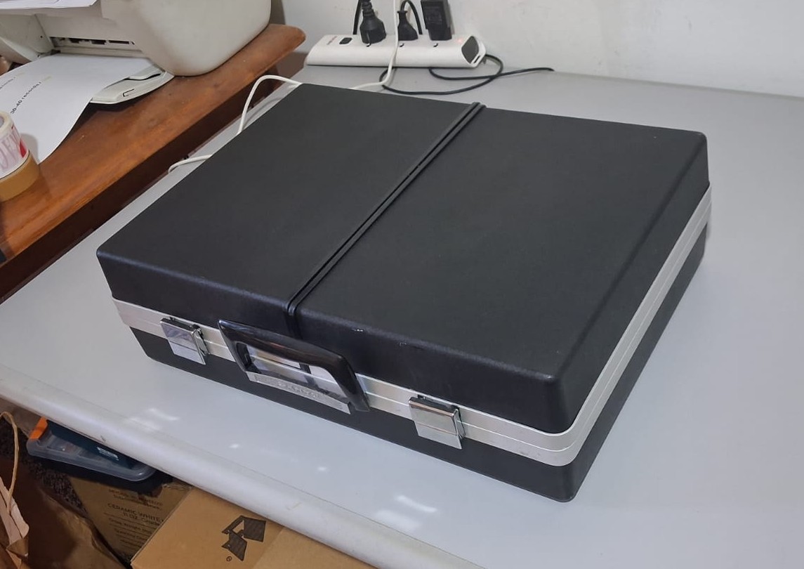 Sanyo G-2615N-2 - vintage, portable "solid state stereo music centre" briefcase-style - Image 2