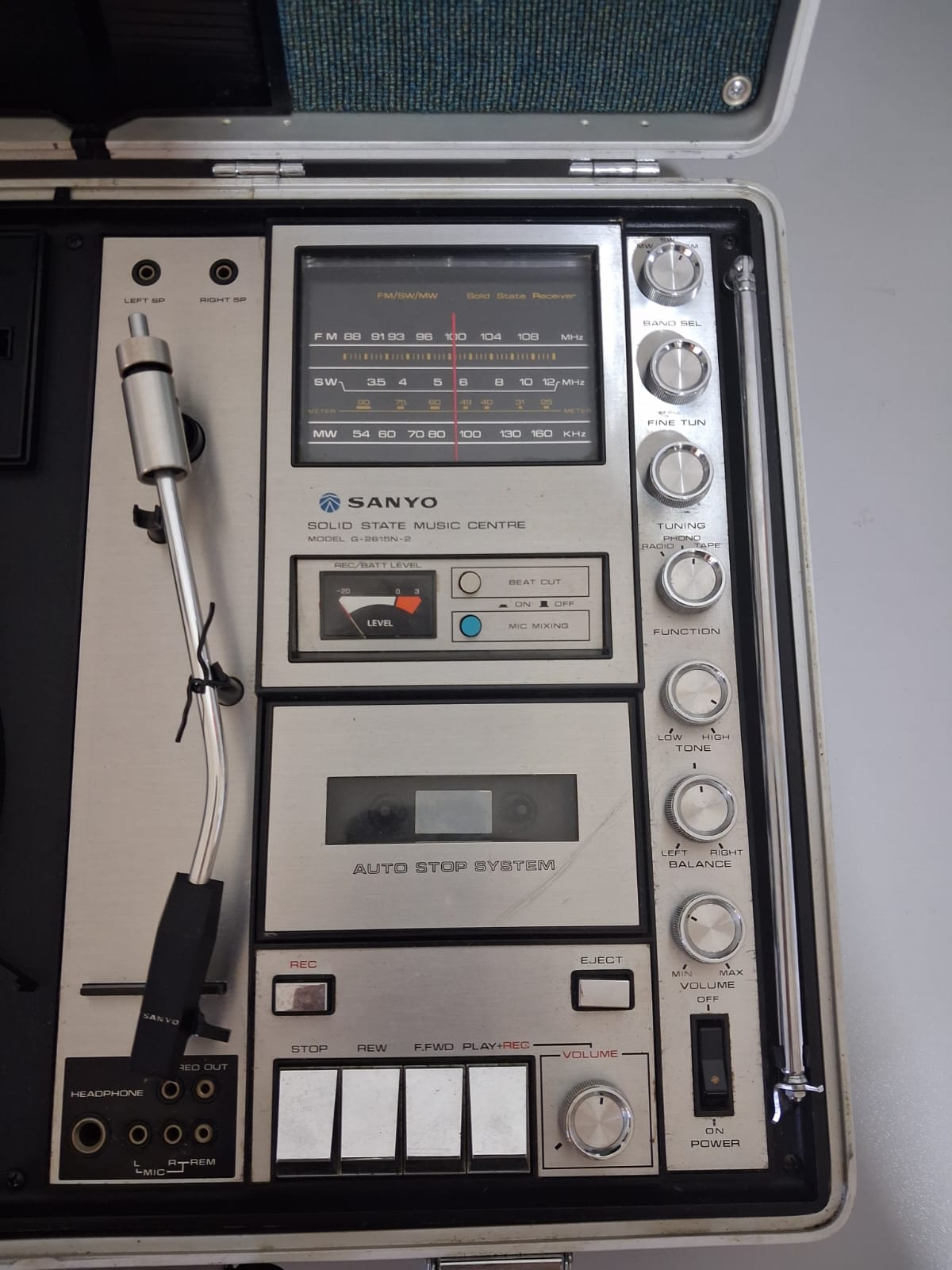 Sanyo G-2615N-2 - vintage, portable "solid state stereo music centre" briefcase-style - Image 6