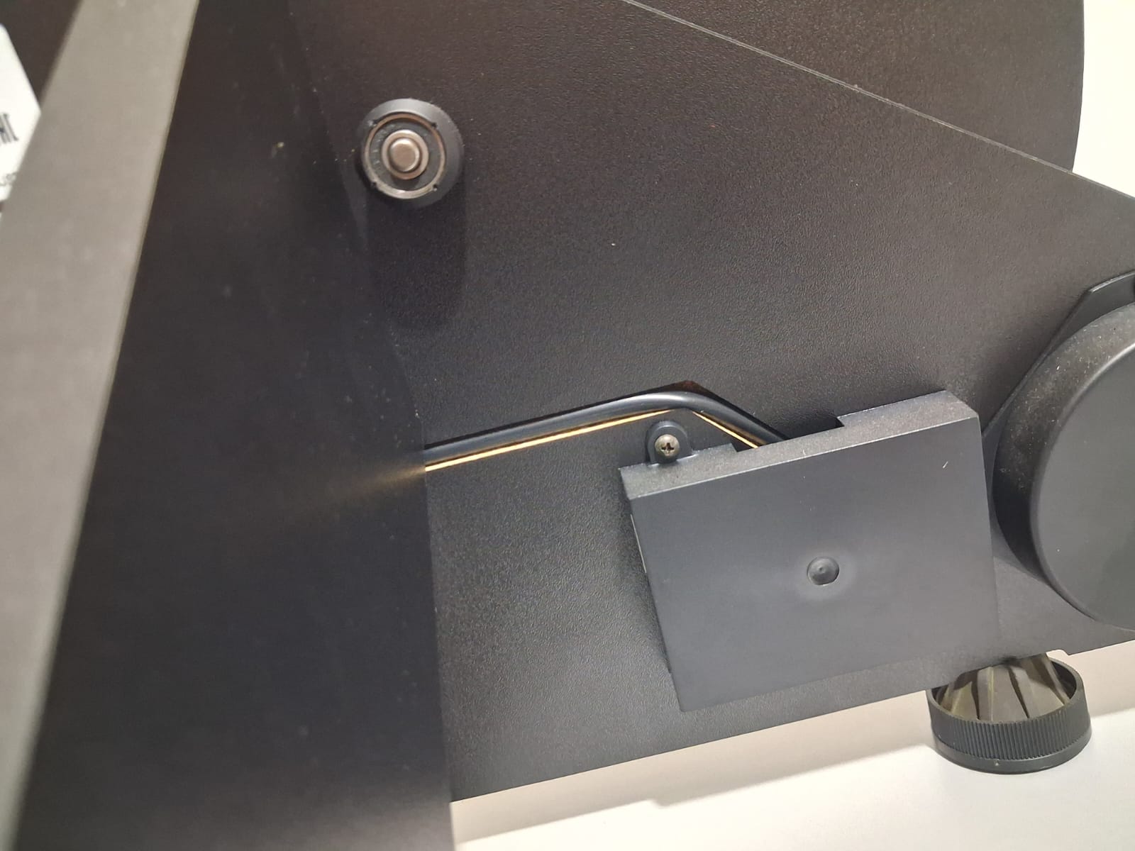 Pro-Ject VT-E - Vertical Standing High End Turntable - Image 3